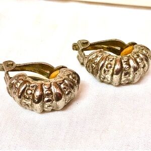 3/$24 VTG 60s Shiny Silvertone Ridged Hobnail Huggie Clip On Earrings w/Pads